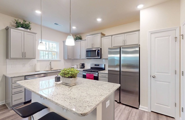 Gorgeous private home with hot tub, large yard & close to parks!