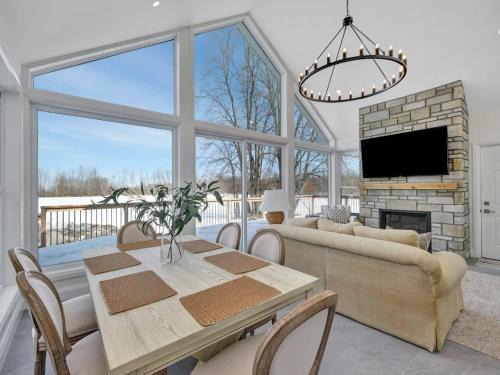 Gorgeous private retreat with hot tub