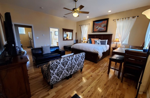 Gorgeous private suite in ranch home with full kitchen/laundry and Jacuzzi tub!
