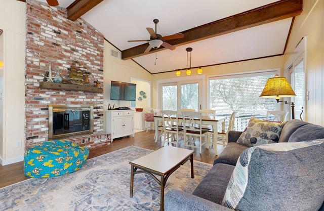 Gorgeous private home, great for families and close to beach