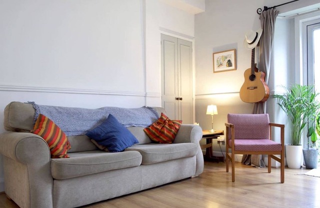 Precioso apartamento tranquilo jardín - cerca del centro - capacidad para 4