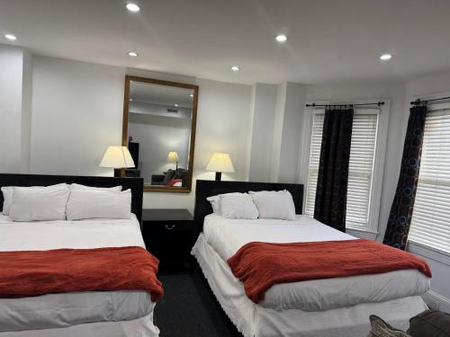 Gorgeous Refurbished 1Bdrm and 1Den Home