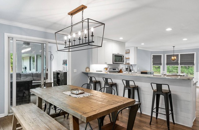 Gorgeous remodeled home in Harbor Springs with Hot tub