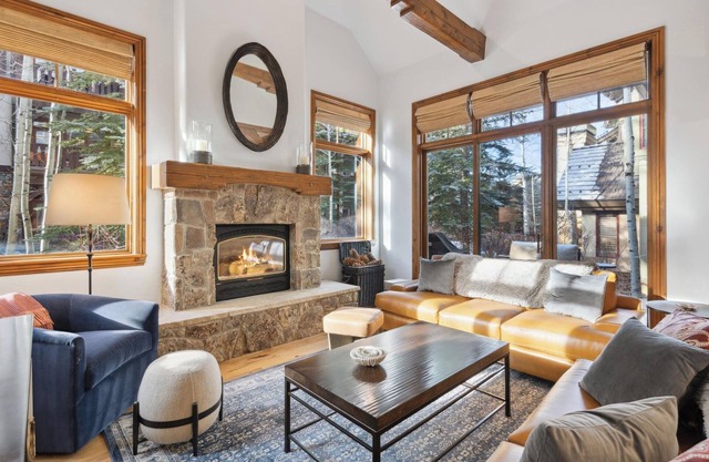 Gorgeous remodeled 2 level townhome, short walk to the Ski Lift, pool and hot tu