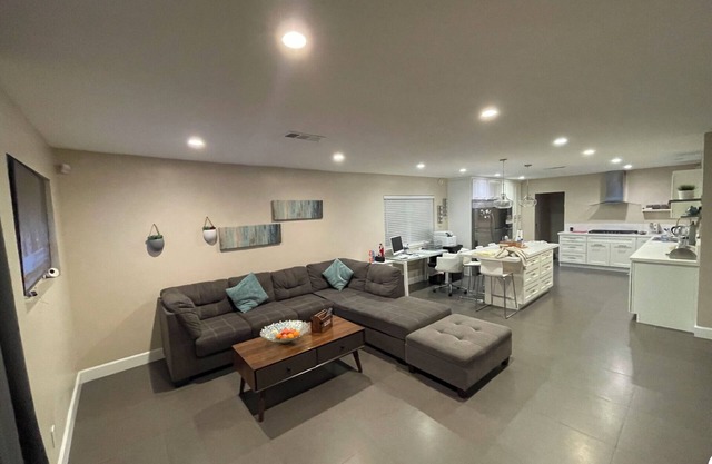 Precioso remodelado 3 dormitorios, 2 baños en excelente ubicación.