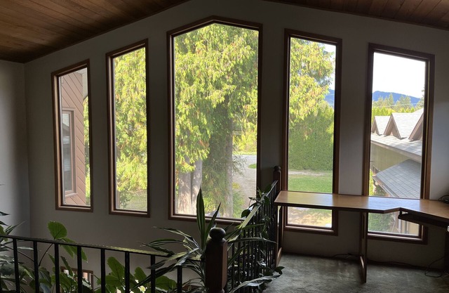 Gorgeous riverfront home, great views, minutes to Mt Revelstoke and downtown.