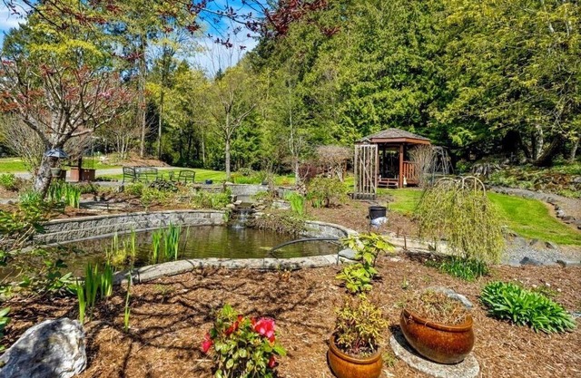 Gorgeous rural home with pool 10 minutes from town
