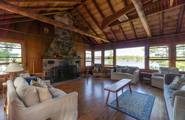 Gorgeous Rustic 5-bedroom cottage in North Kawartha with WiFi