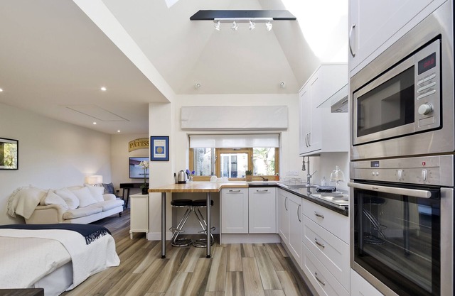 Gorgeous Self Contained Studio