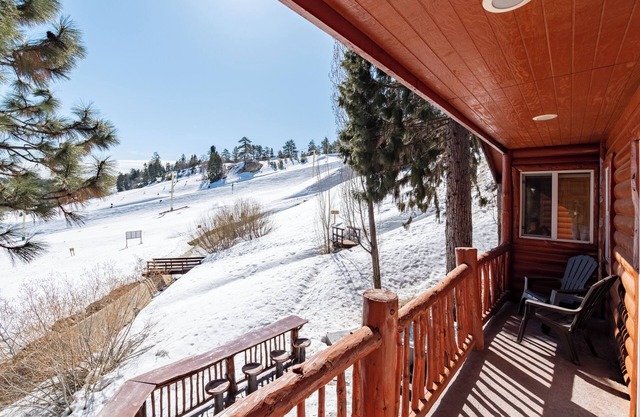 Clover by AvantStay | ⛷️ Gorgeous Ski In/ Ski Out Home w/ Game Room & Hot Tub!🫧