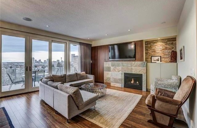 Gorgeous Skyline and Mountain View Property Refreshing Swim Spa Pool and Hot Tub