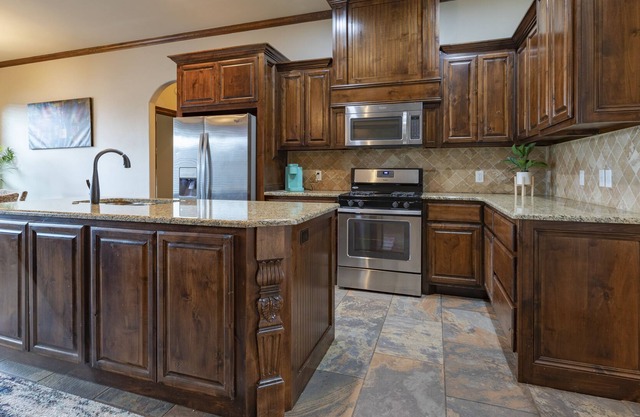 Gorgeous, Spacious 4 Bedroom 🏡 Minutes from Airport and Downtown ✈️