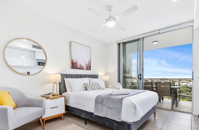 Gorgeous studio apartment (opp Hospital)