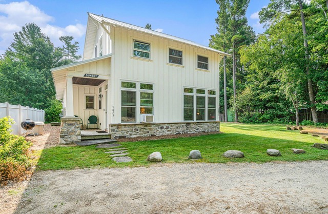 Gorgeous studio in downtown Glen Arbor with kitchenette, cable, AC, free WiFi