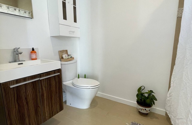 Gorgeous, studio in the heart of Southern California! Bright, sunny & beautiful!