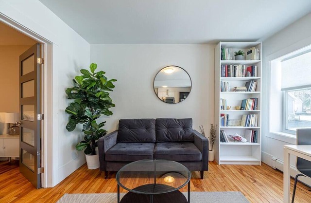 Gorgeous & Sunny Executive Suite, AC