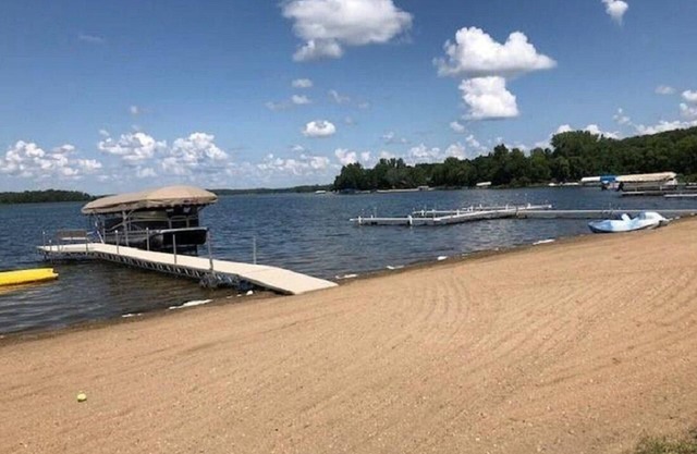 ¡Espectaculares puestas de sol y una playa de arena azucarada en el corazón del país de los lagos te esperan!