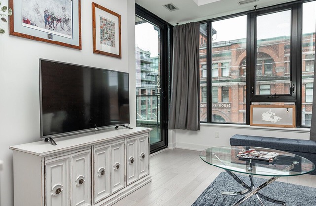 Gorgeous + Trendy Condo on Queen W - 2Bed 2Bath - Toronto's Best Neighbourhood!