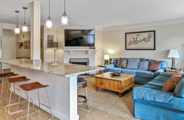 Gorgeous Main Floor Condo w/Pool Fontana near Geneva Lake