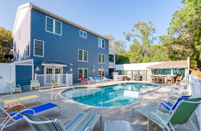 Gorgeous vacation home in Duck, situated between the ocean and sound!