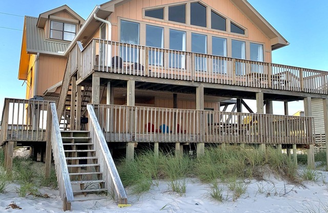¡Plan de piso abierto y actualizado 5BR directamente en la playa!