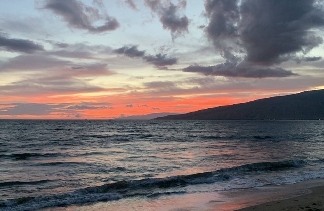 Gorgeous views, lakefront home with sandy beaches, dog friendly, hot tub