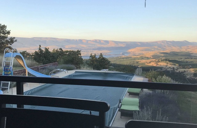 Gorgeous views of the Columbia River/Gorge, pool experience and hot-tubbing!