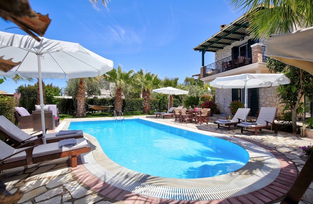 Gorgeous Villa Evelyn ideal for famylis close to Kathisma and Mylos beach