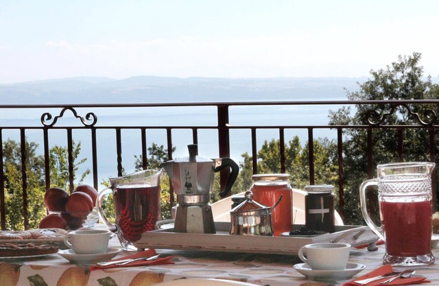 Villa enclavada en bosque privado, vista al lago y un amplio espacio