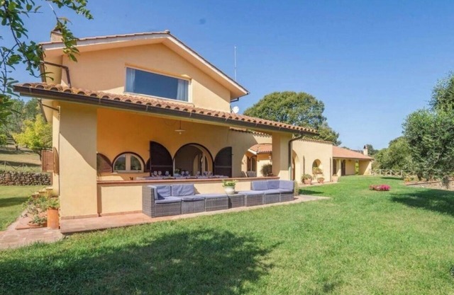 Gorgeous villa near Rome for families and groups with large park and game room