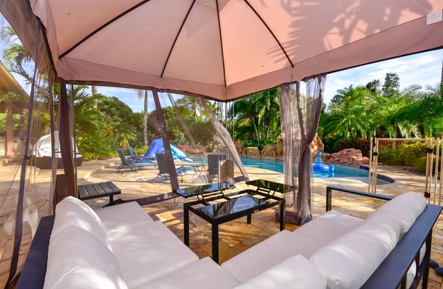 Preciosa villa: piscina, bañera de hidromasaje, sala de juegos y mucho más.