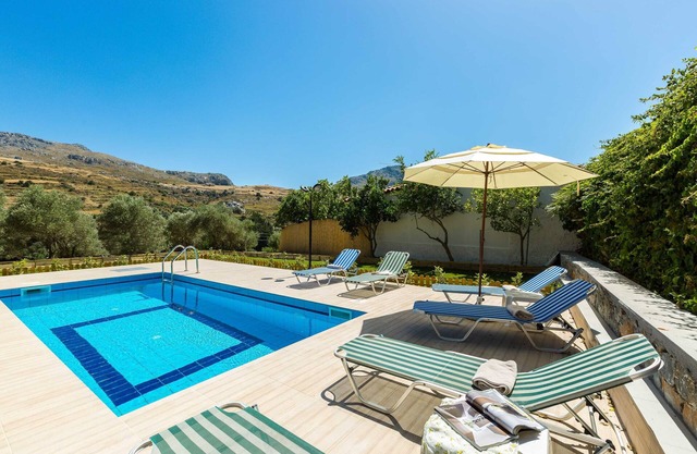 Precioso chalet con piscina y jardines