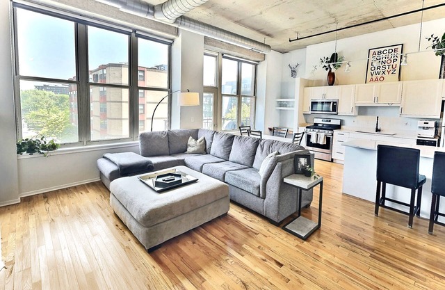 Gorgeous West Loop Loft —1Br1Ba —Perfect Location —3MONTH MIN FLEXIBLE OTHERWISE