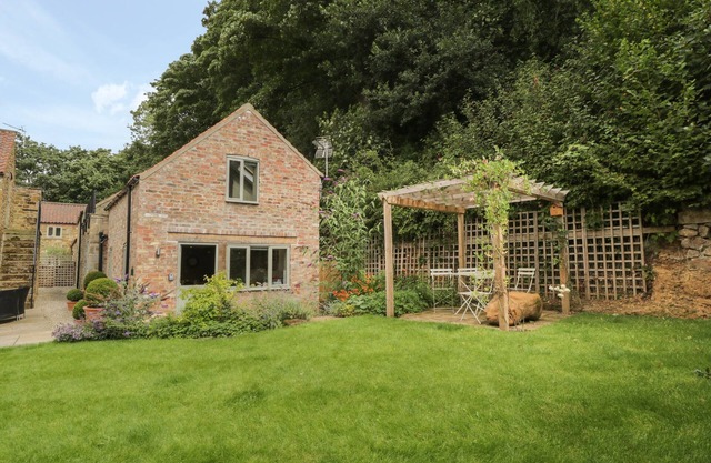 GORMIRE COTTAGE, luxury holiday cottage, with open fire in Thirsk
