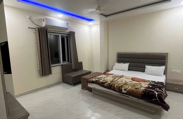Goroomgo Galaxy Palace Bareli