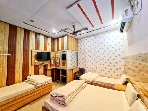 Goroomgo Sangam Palace Guest house Mathura - Prime Location