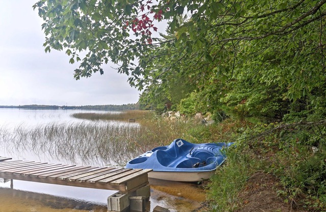 Cabaña rústica de la ciudad de Gould frente al lago con bote de remos y muelle