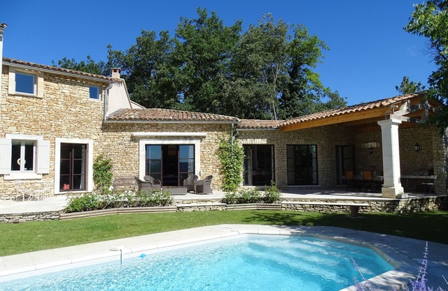 Luberon, Goult: Espléndida casa de pueblo con vistas, jardín, piscina.
