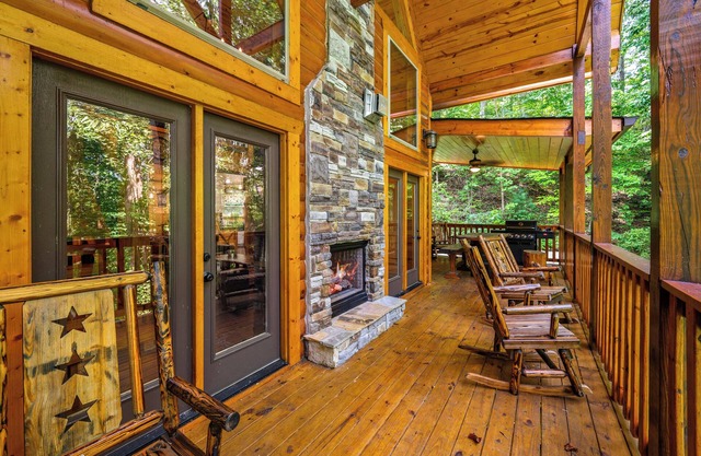 GR8 Escape Cabin Firepit*Indoor Pool*Movie/Arcade