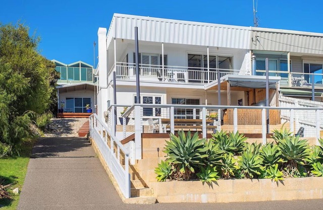 Gracetime Beach House - perfect summer + winter escape!