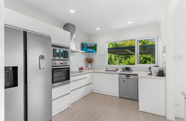 Graddies Patch - Sunny, refurbished kiwi bach - walk to the village, markets, Bennetts, Tavern and more