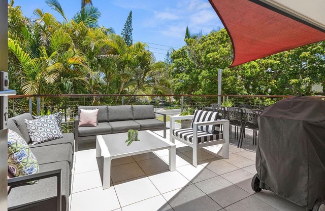 Graebill 2 Bedroom 2 Bathroom Light and Spacious Duplex Walk to Beach Great Outdoor Entertaining Area