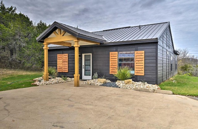 Graford Cabin with Rooftop Deck and Lake Views!