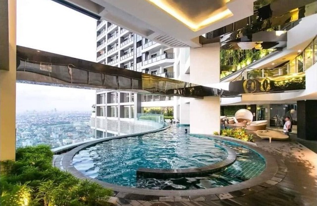 Gramercy 2 bedrooms w Balcony City View