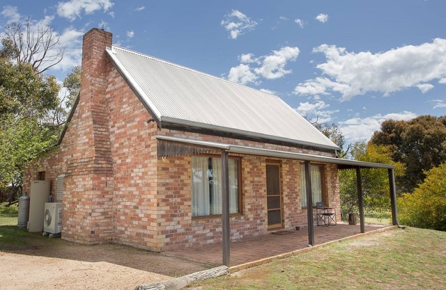 Grampians Pioneer Redbrick Cottage