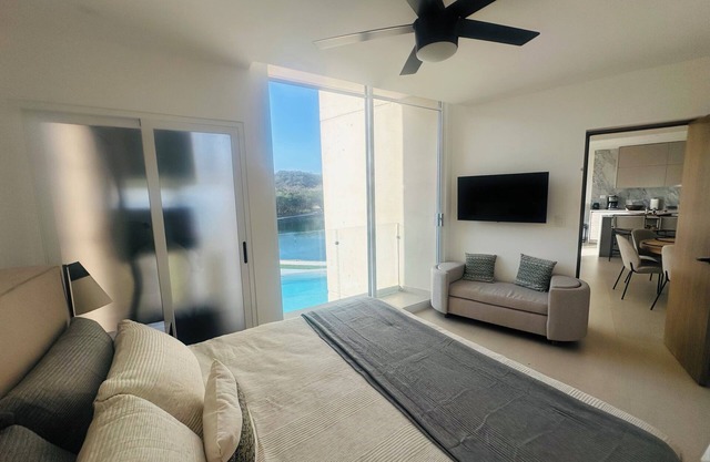 Departamento Vacacional estilo Grand Suite Con Vista a la Piscina y Lago