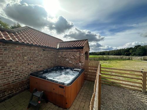 Granary cottage with HOT TUB