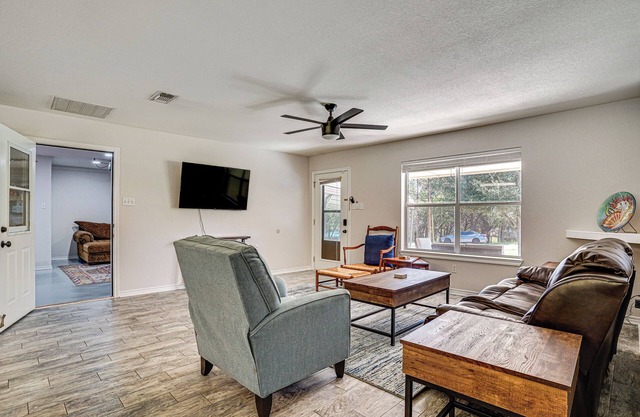 Granbury Cottage, Steps to Lake & Dock!