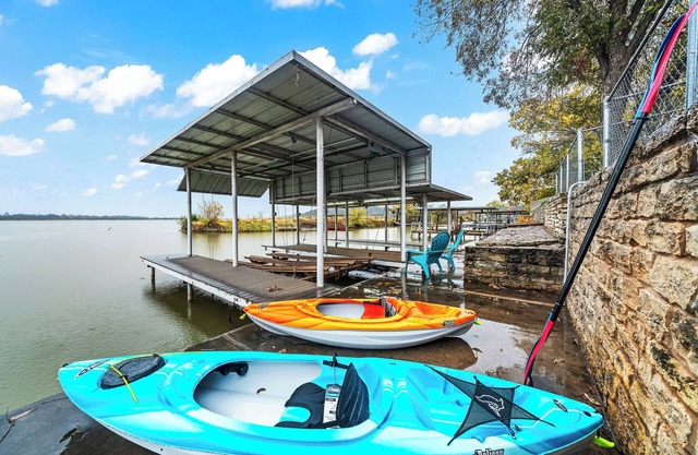 Granbury Lakefront home with boat Dock/Slip Kayaks Firepit Fishing