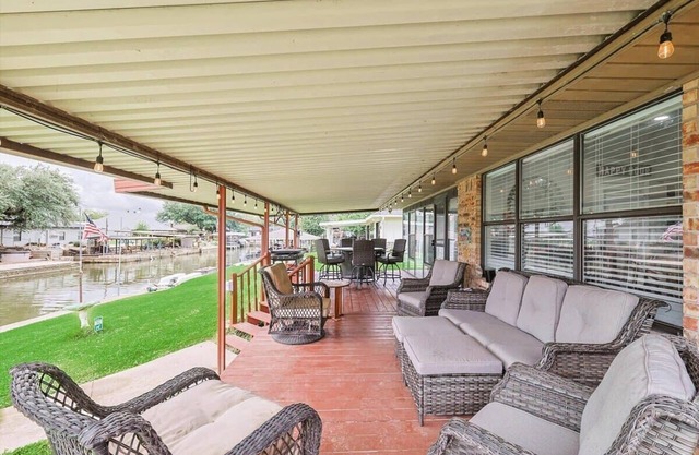 Granbury Serenity 3BD/2BA Retreat with Hot Tub